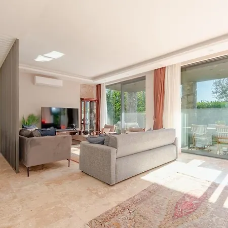 Luxury 4br Yalikavak With Private Pool Garden ボドルム